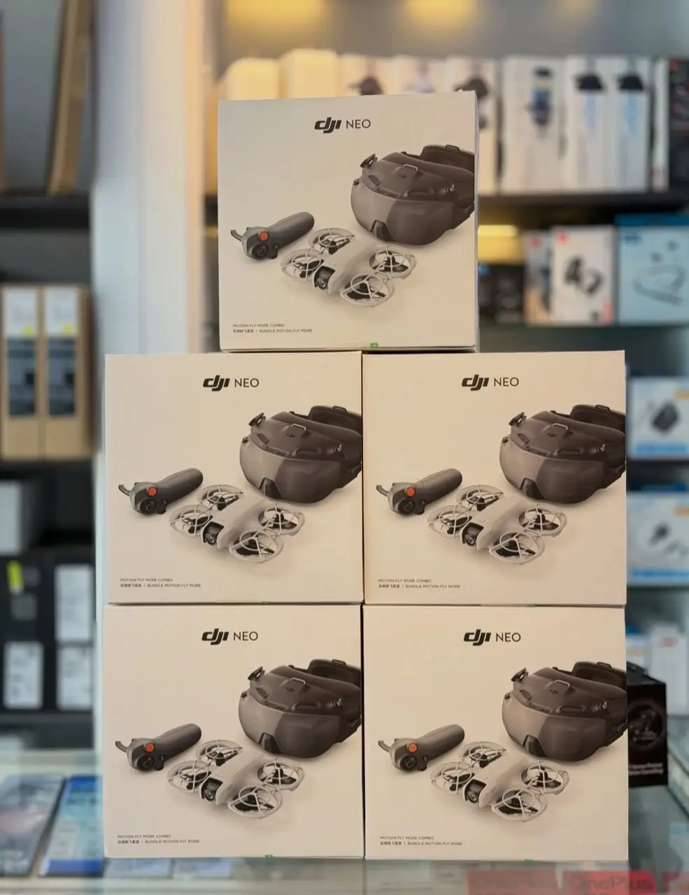 Drone DJI 4K survolant un paysage avec caméra HD et stabilisateur 3 axes - Achetez DJI Drone 4K avec Caméra HD, GPS et Stabilisateur 3 Axes - Livraison Rapide