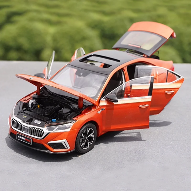 

1/18 Alloy Skoda OCTAVIA PRO 2021 Metal Diecast Model Car Orange Blue Ornaments Display Boy Toys Gifts Collection