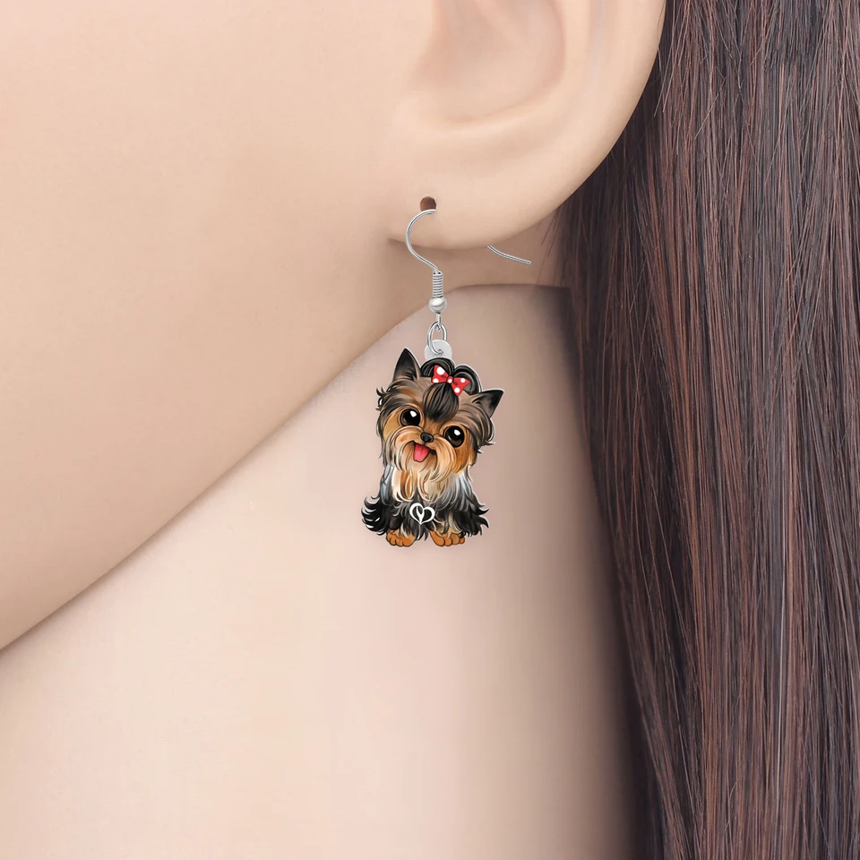 DUOWEI Acrilico Carino Marrone Cestino Yorkshire Terrier Cane Collana Pet Dog Ciondolo Collezione Gioielli Regali per Donne Bambini Ragazze, Medio, Smalto, Strass