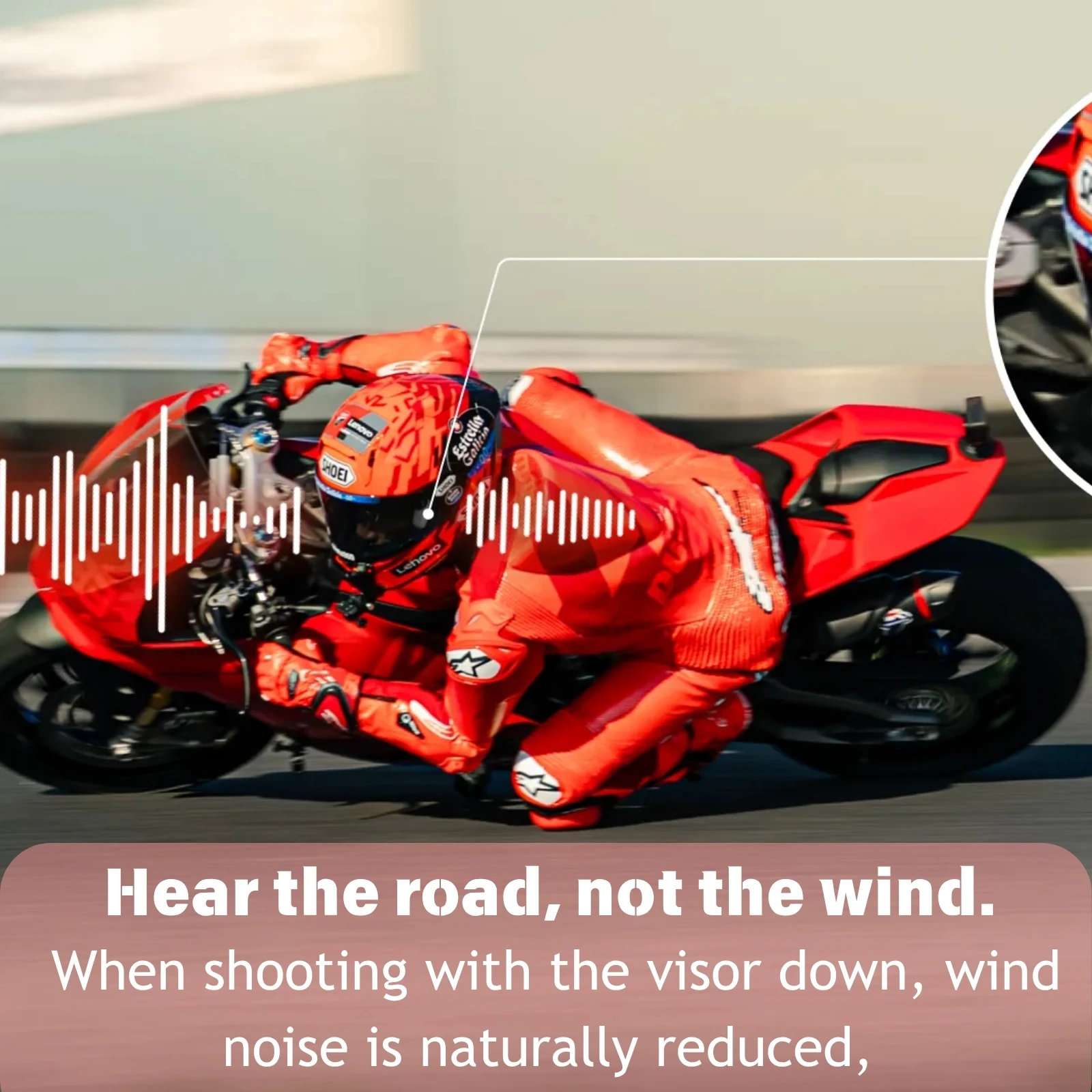 Moto en mouvement avec le support de fixation POV pour Insta360 GO 3S visible sur le casque du pilote