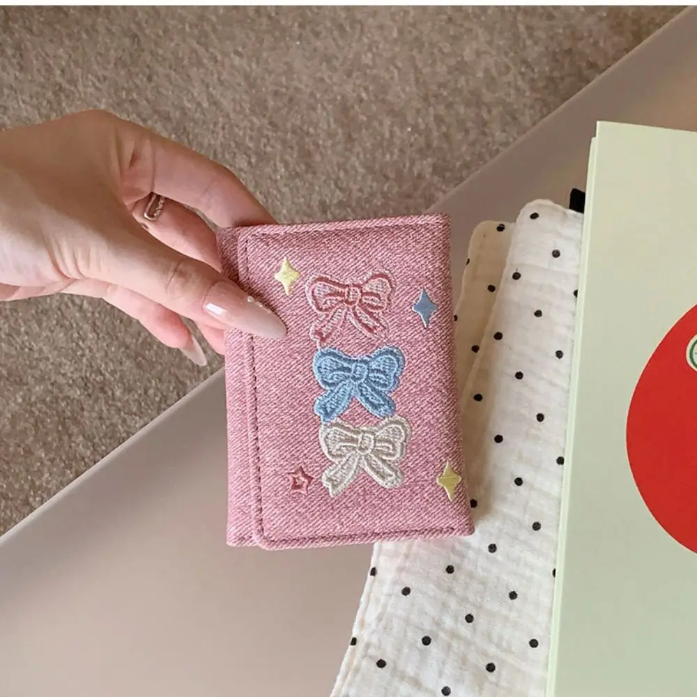 Portafoglio Portatile in Pelle PU con Fiocco Ricamato, Porta Carte in Pelle Ricamata, Portafoglio a Tre Ante alla Moda per Scuola - immagine 3