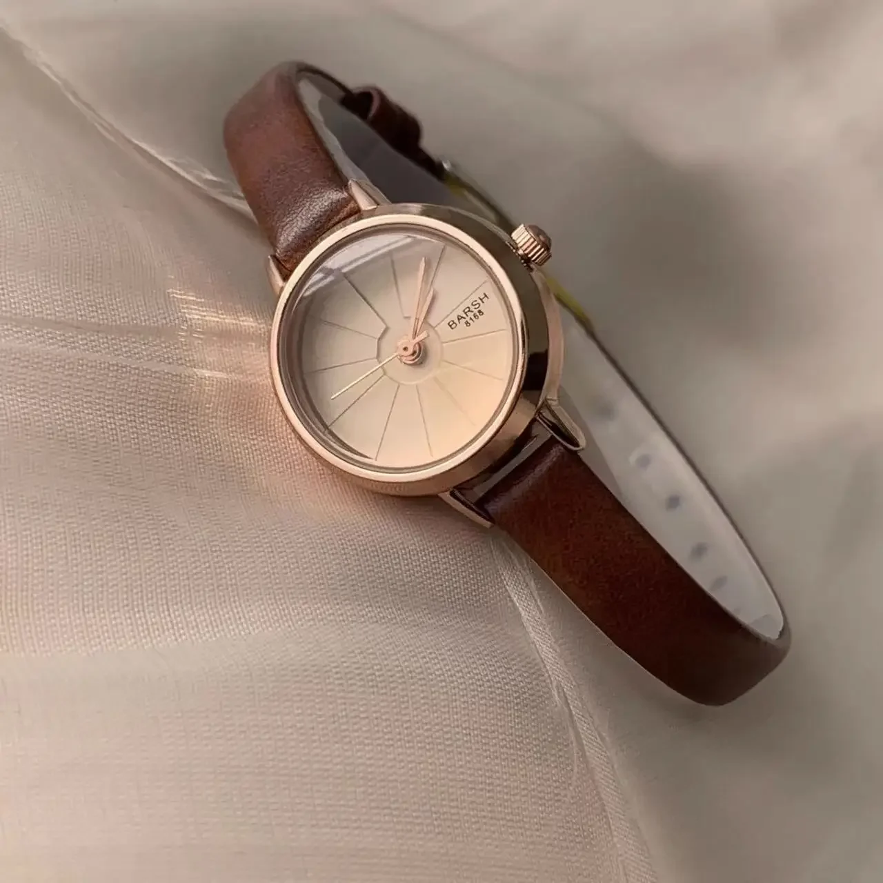Orologio Da Donna SHENGKE – Quadrante Verde Soleil Con Indici Dorati – Cinturino In Pelle – Impermeabile 30m – Regalo Con Confezione
