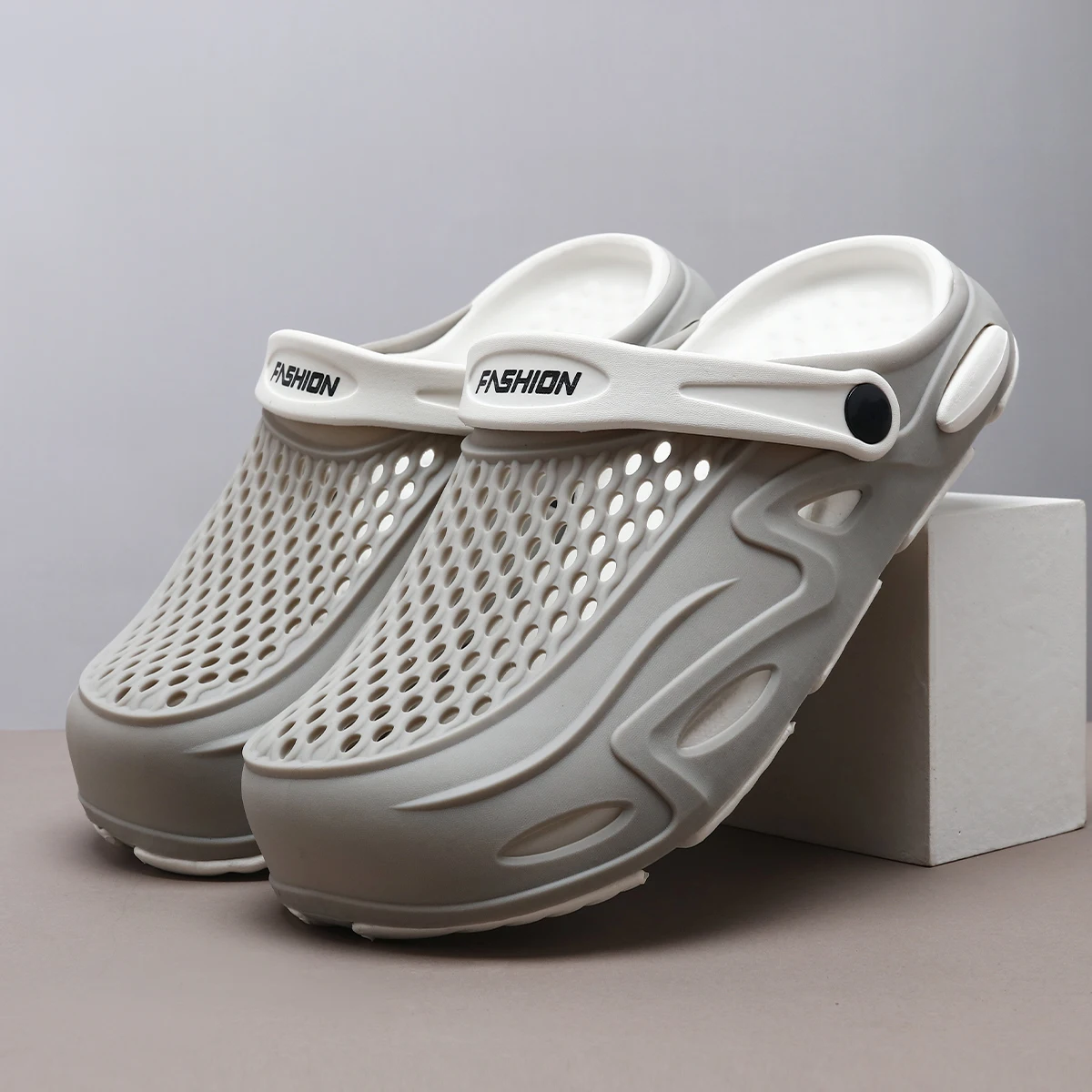 2025 New Design Sandals for Men Thick Bottom Fashion Slippers Mens Garden Shoes Solid Color Breathable Clogs Casual Beach Shoes 2
