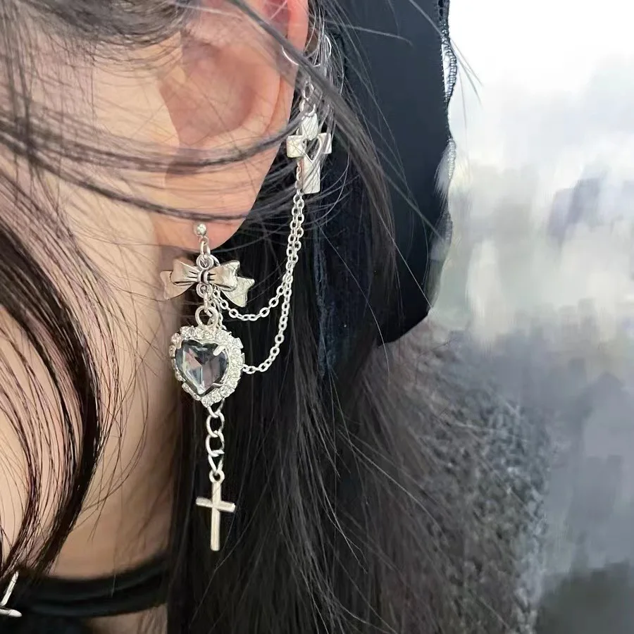 Dark Punk Vintage Metal Chain Cross Love Orecchini Donna Personalizzato Hip Hop One Piece Ear Bone Clips Regalo Di Gioielli Per Feste