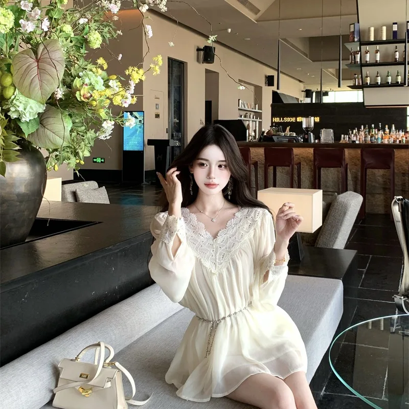 봄 신상 레이스 스플라이스 V넥 슬리밍 하이웨이스트 힙업 스커트 투피스 세트 (허리 체인 포함) 여성 패션