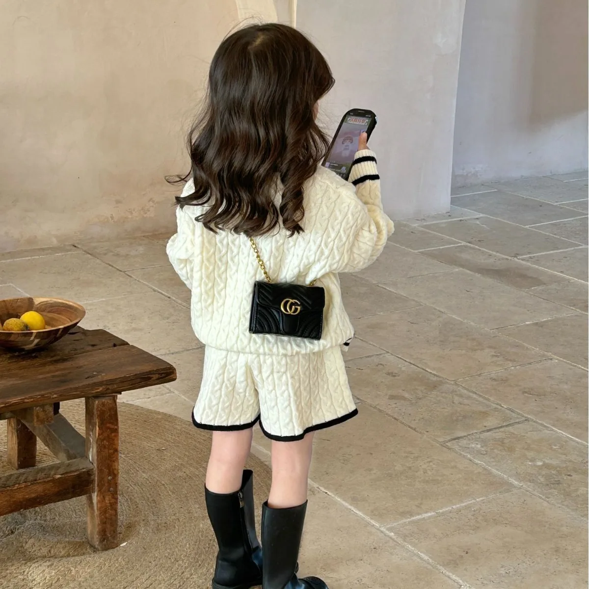 

2024 Spring New Korean Children's Wear Girls' V-neck Fried Dough Twists Sweater+Shorts Two piece Children's Set Wool