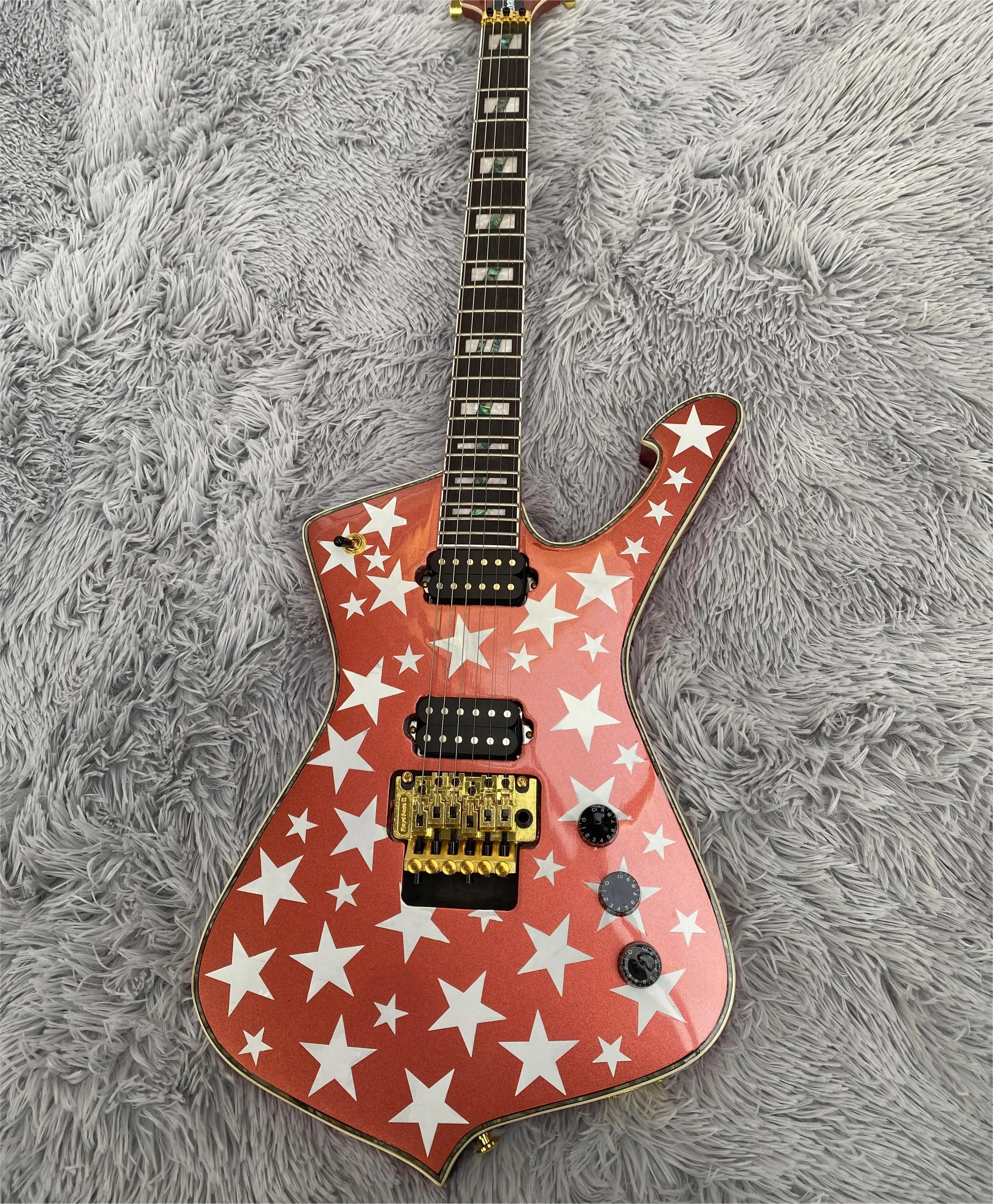 High quality electric guitar, vibrato system，gold accessories, case