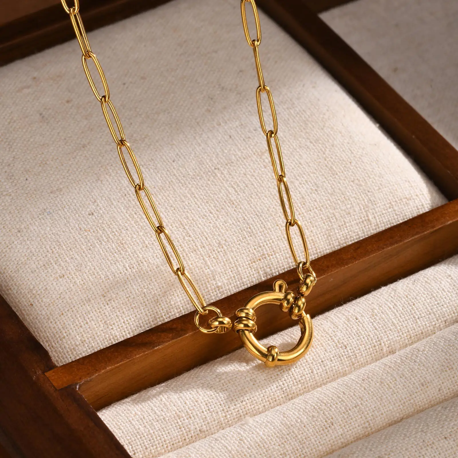 Delicata collana con spilla da balia in oro 14 carati per donne, collana minimalista con perline a goccia dorata, gioiello con spilla da balia e catena a maglia, stile bohémien