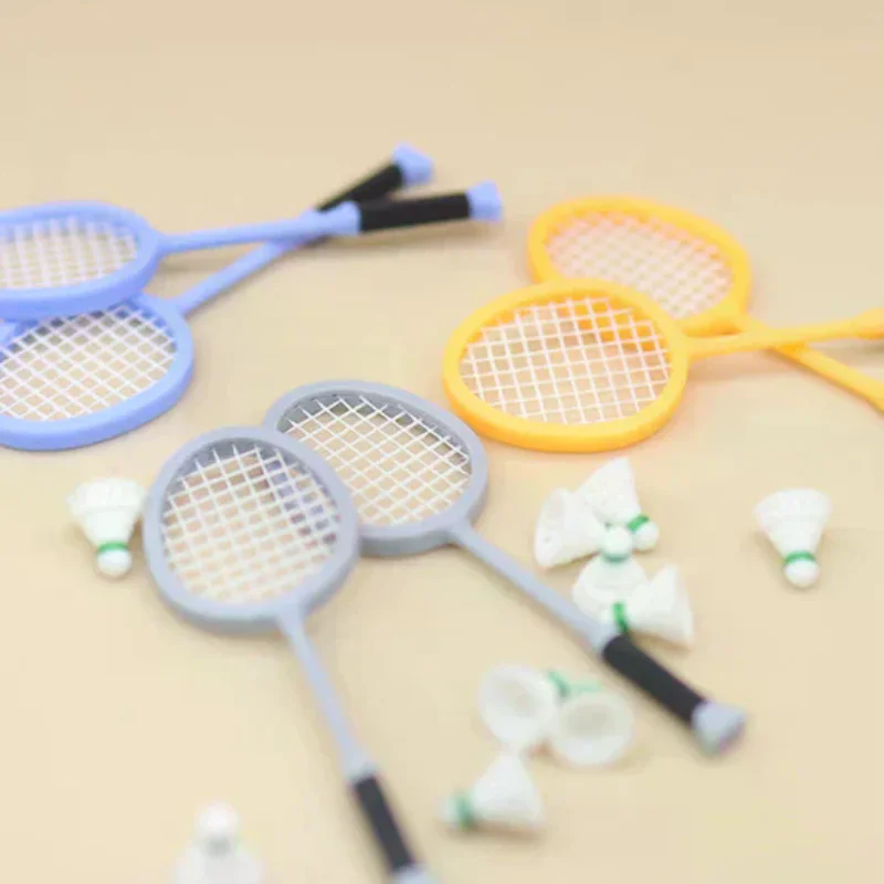 1Pair 1:12 Dollhouse Simulation Mini Badminton Racket Set Dollhouse Sports Scene Decoration Dolls House Pretend Play Toys