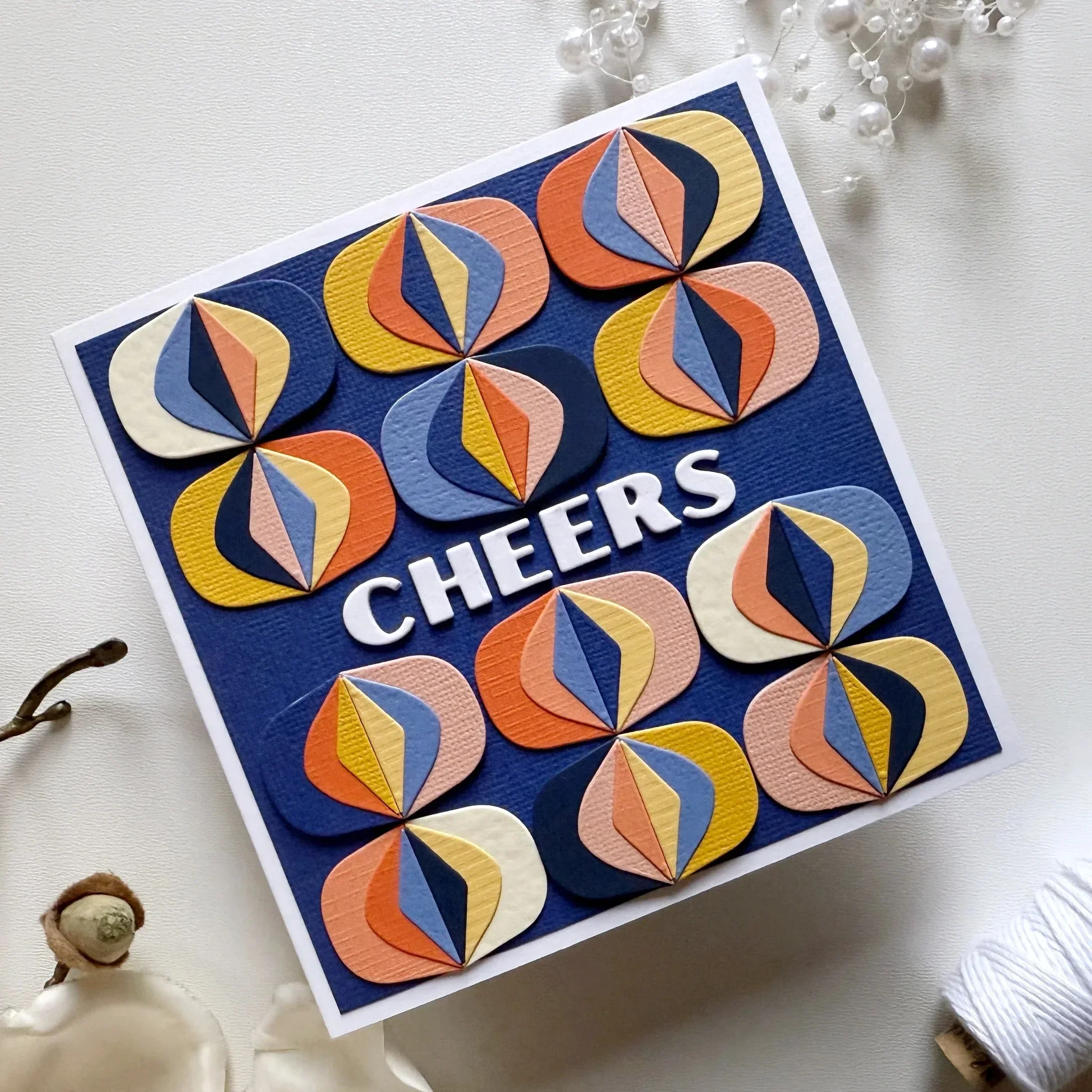 알람 시계 위에도 작은 귀마개 한 쌍이 있습니다. 신상품 2026 금속 커팅 다이 스크랩북킹 DIY 데코레이션