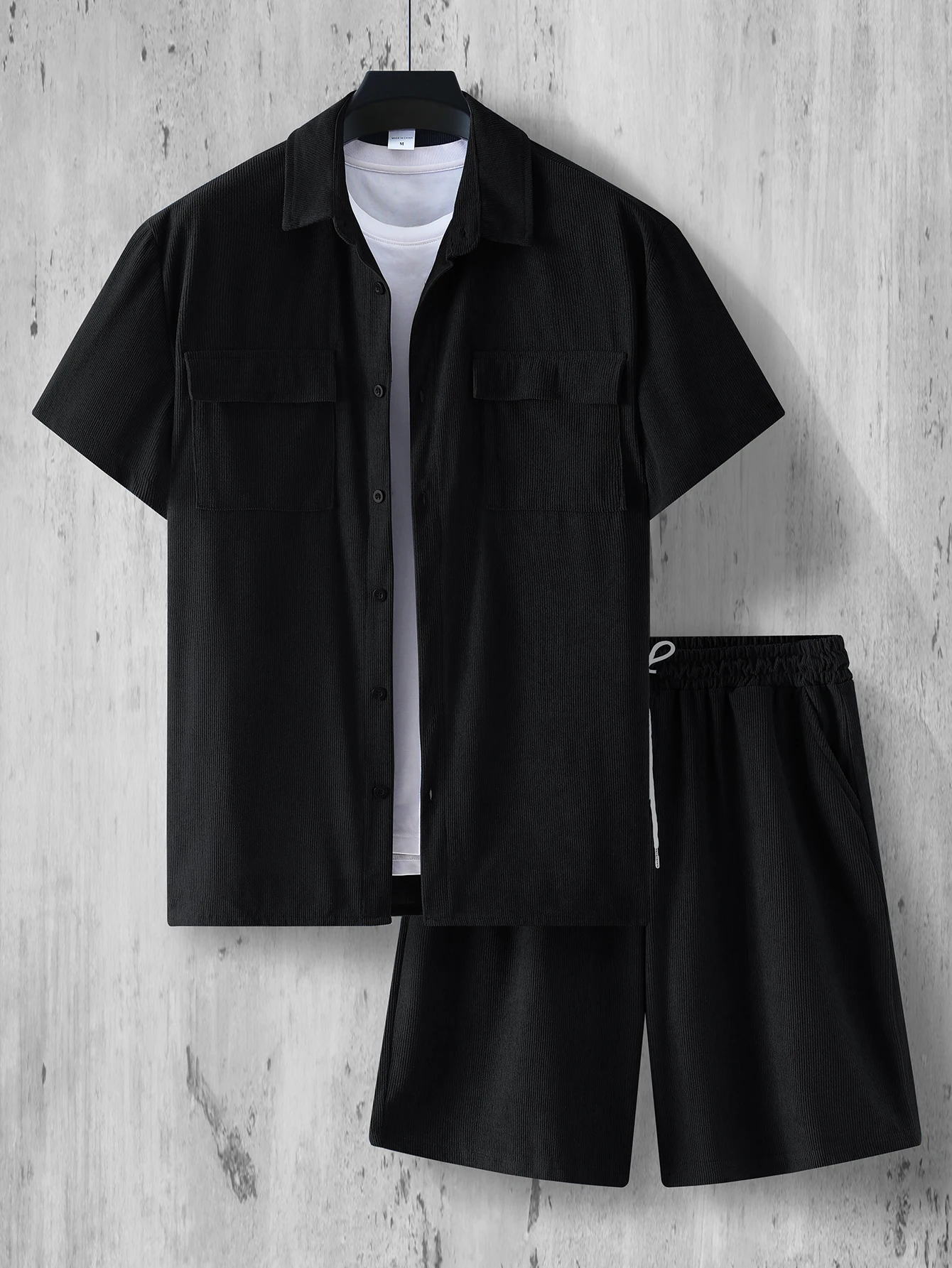 ملابس صيفية للشارع لعام 2025 مكونة من قطعتين قميص قصير بلون سادة طقم شورت قصير للرجال طقم عصري وثابت بأكمام قصيرة