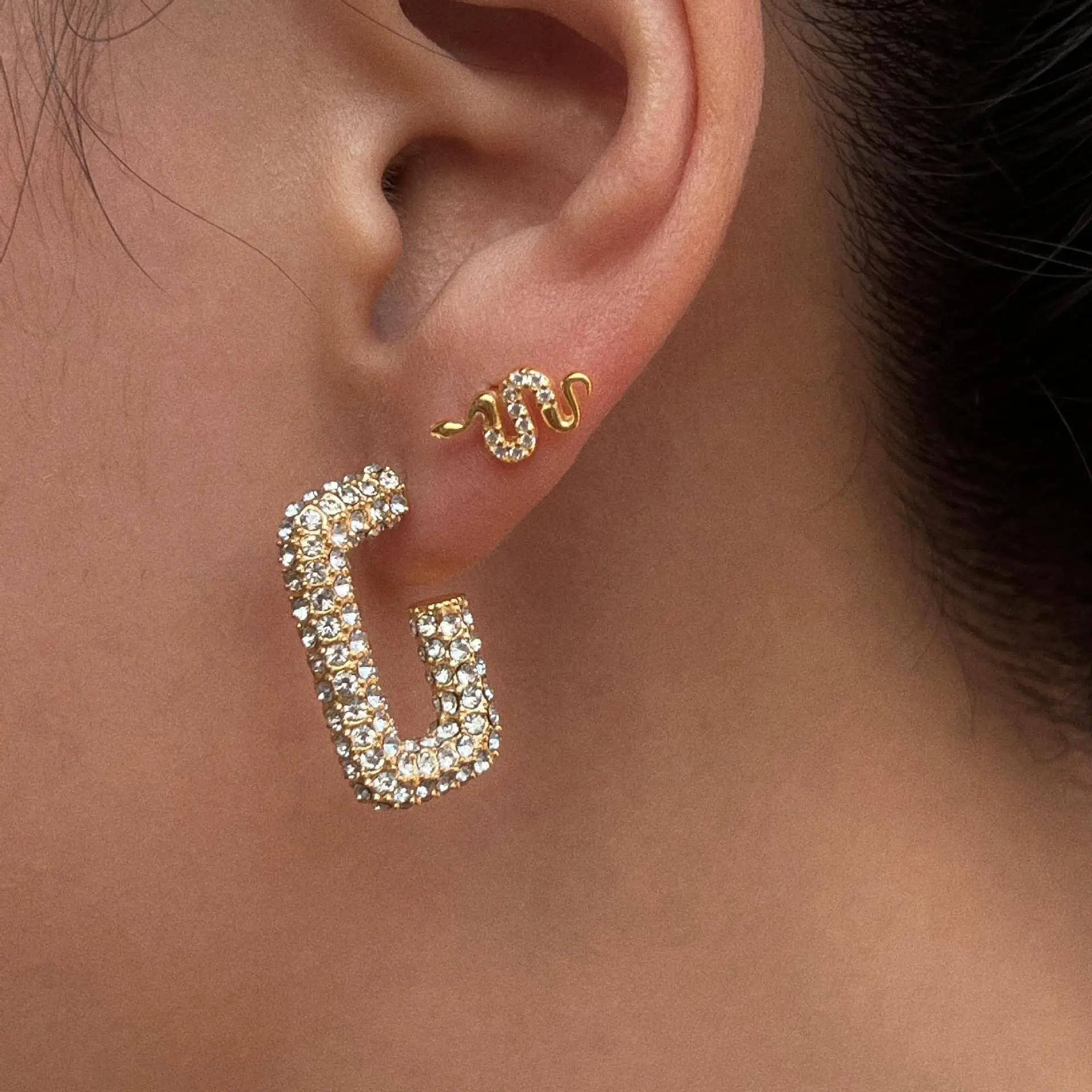 Summer New Punk Pearl Geometrice Twist Huggie Hoop Earrings Women Shiny Rhinestone CZ Chunky Ear Buckle Retro Aesthetics Jewelry
