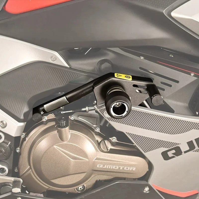 QJMOTOR SRK550S/SRK421RR의 경우, 액세서리 가드 바, 레이싱 범퍼 및 충돌 방지 볼이 제공됩니다.