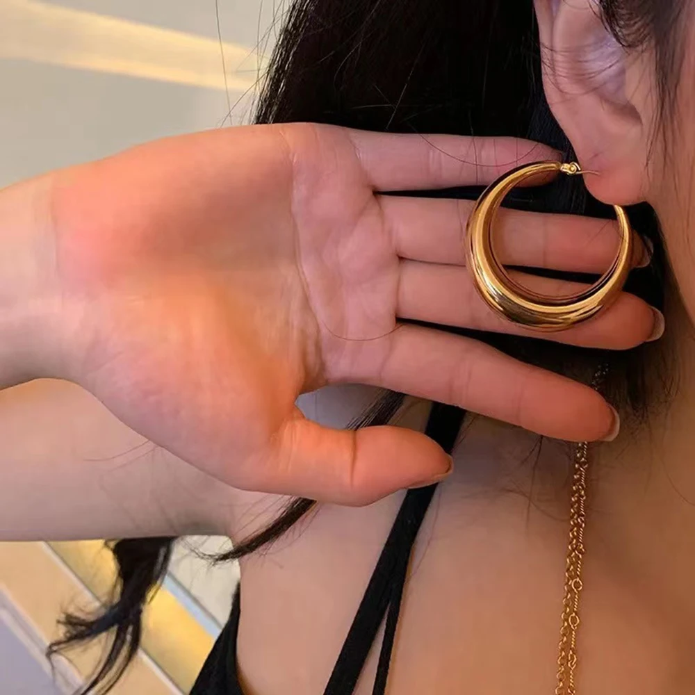 2025 New 18K Gold Plated Smooth Metal Chunky Hoop Earrings Retro Thick Huggie Earring for Women Round Circle Statement Jewelry