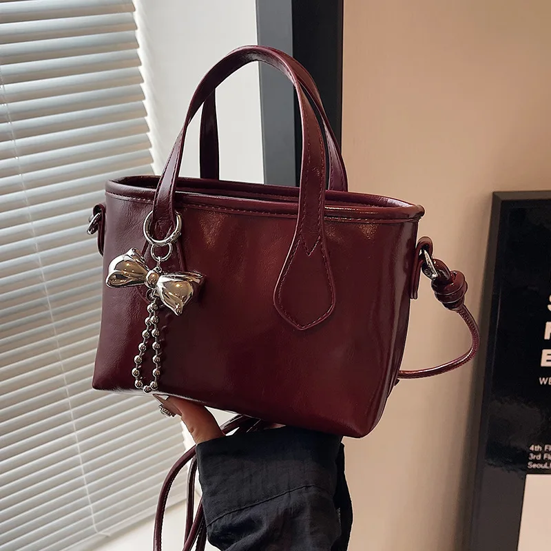 thumbnail image 1 of Bolso pequeño popular popular para mujer 2024 nuevo bolso de mensajero plateado versátil bolso de cubo portátil súper moderno, 1 of 5