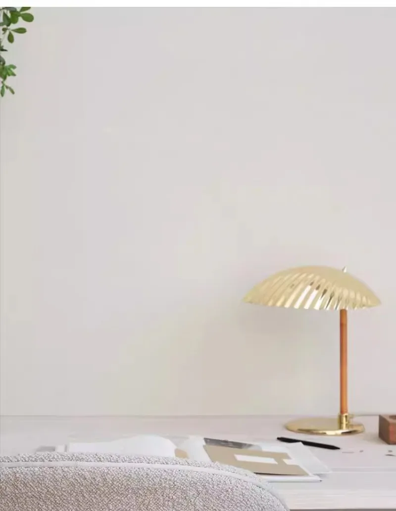 Lampe de bureau design en fer - vue 2