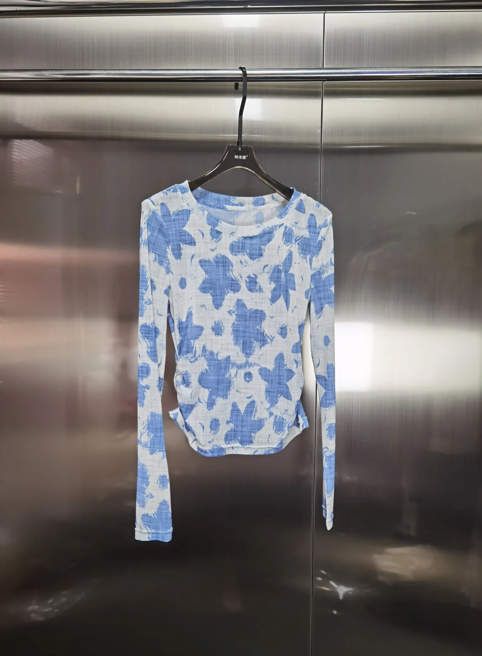

knitted mesh printed bottoming shirt