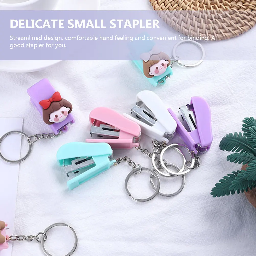 1 세트 절묘한 소형 스테이플러 펜던트 휴대용 미니 스테이플러 학생용 열쇠고리 교사 사무직 직원 학교 가정용 밝은 색상