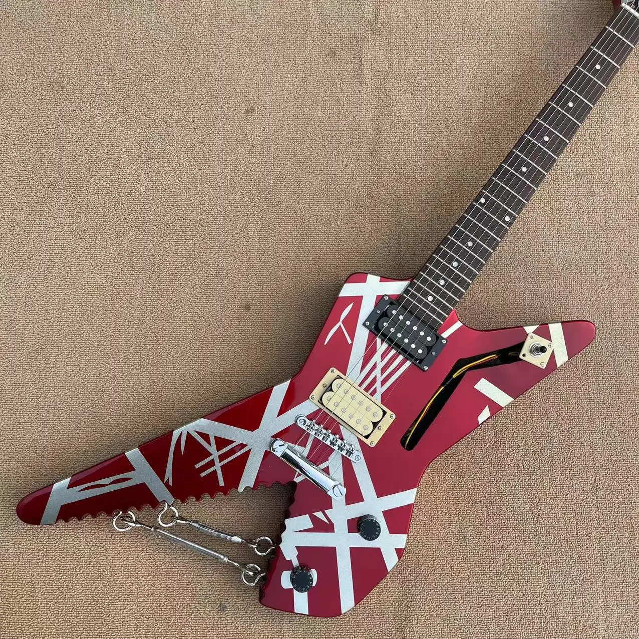 

6-string integrated electric guitar, red body with white stripes, high gloss, rose wood fingerboard, maple neck, open pickup, in