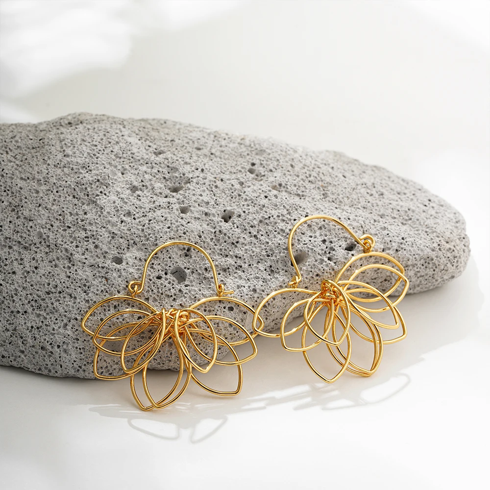 Charm Oversize Metal Flower Shape Hoop Earrings 18K Gold Plated Waterproof PVD Huggie Ear Buckle Vintage Jewelry Gift Wholesale