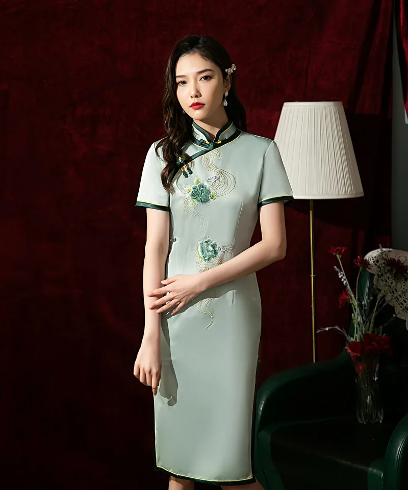 

2022 Woman Green Floral Embroidery Cheongsam Summer New Traditional Chinese Style Short-sleeved Satin Qipao Clothes