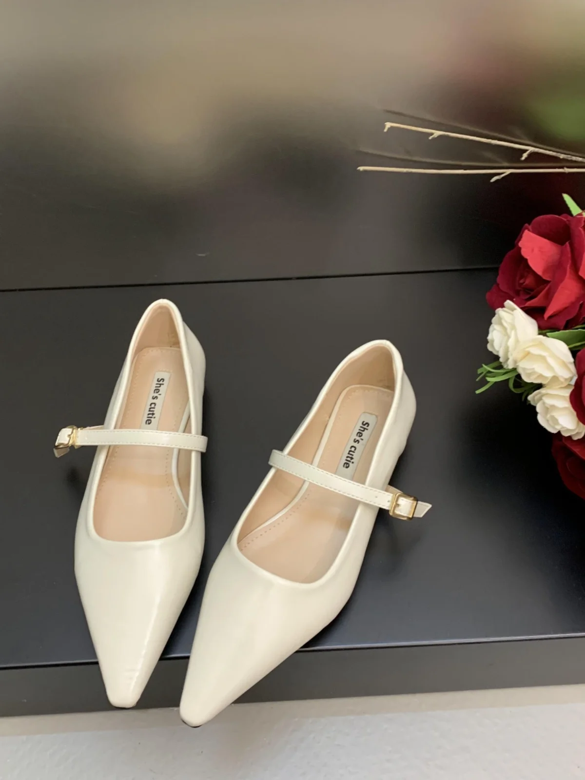 2025 Spring and Autumn New Fashionable Silver Mary Jane Shoes French Pointed Flat Bottom Women's Leather Shoes 3