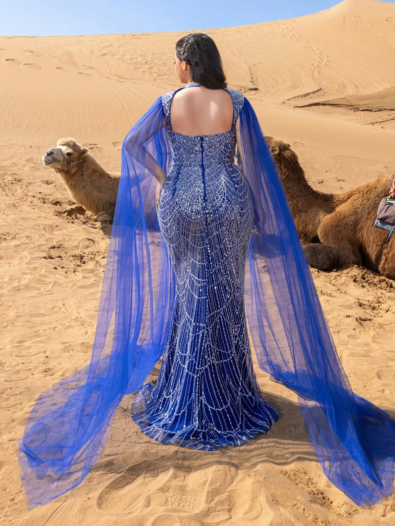 بالإضافة إلى فساتين رسمية مطرزة برقبة عارية الذراع...