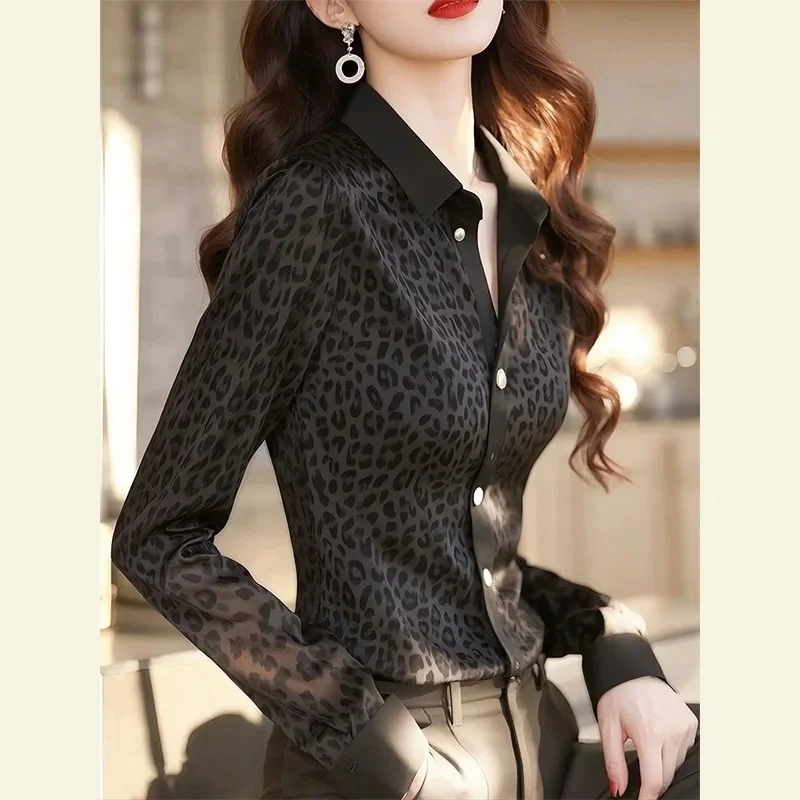 חולצת פרינט ליאופרד אפורה בסגנון אופנתי לאביב, אטמוספירה אלגנטית, ייחודית, יוקרתית, טון קר, מרגישה בסגנון גבוה-סוף, מושלמת לשימוש יומיומי