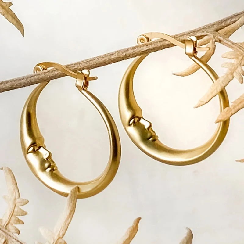 Zarte Gold Farbe Frauen Hoop Ohrringe Vintage Metall Carving Gesicht Persönlichkeit Ohrringe Schmuck