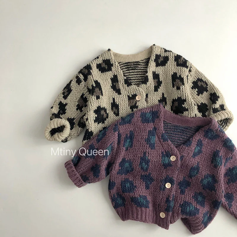 

Children's knitted cardigan sweater girls'V-collar casual leopard print jacket.