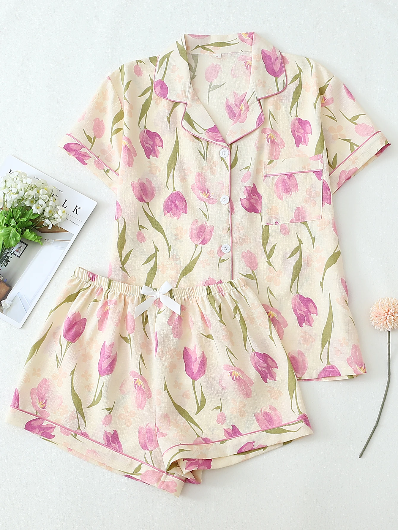 Ensemble deux pièces confortable à revers et imprimé floral tulipe, haut à manches courtes avec poches et short à nœud, pyjama pour femme, vêtements de détente, adapté à un usage domestique 1