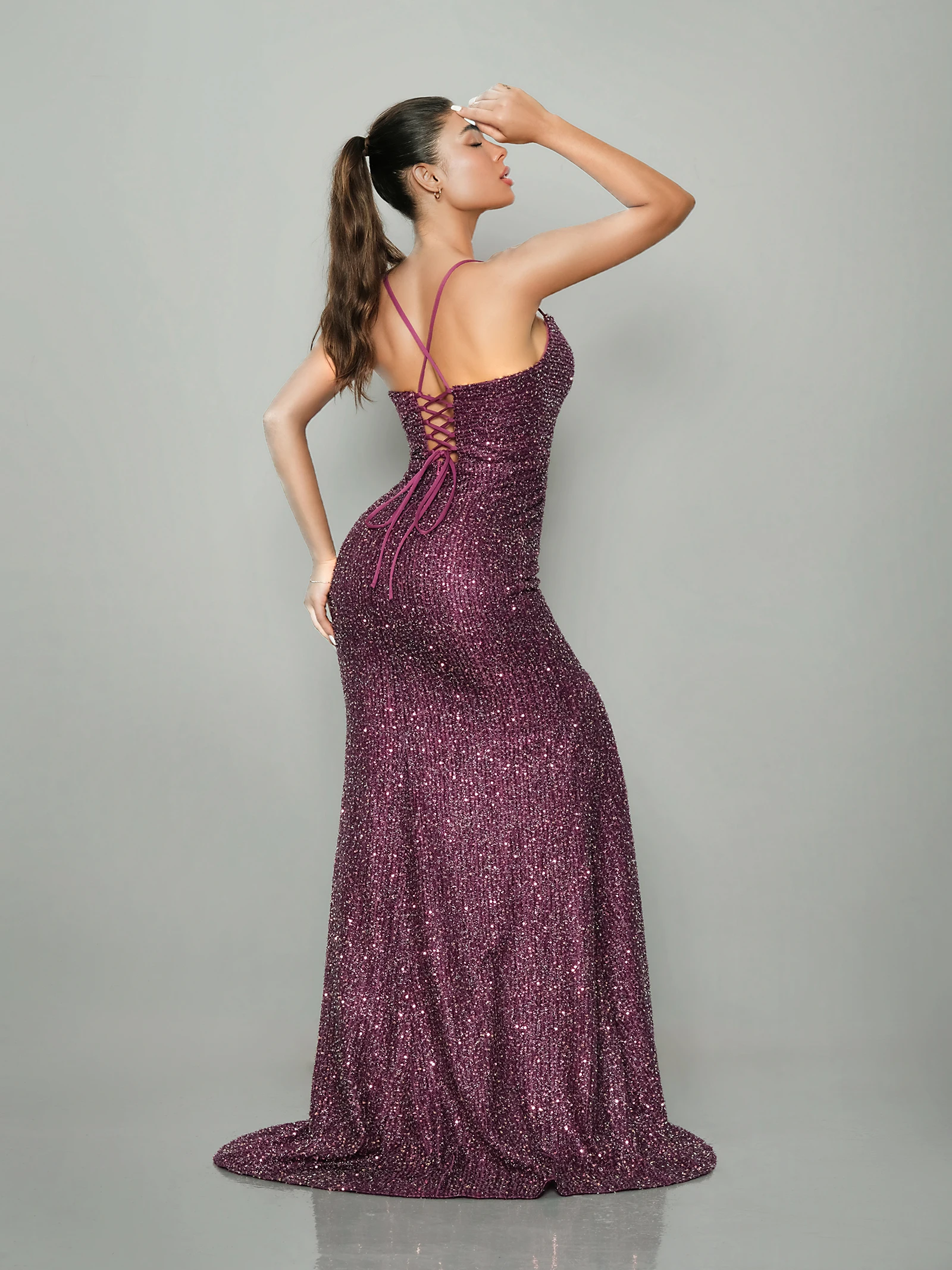 فساتين سهرة ترتر أرجواني عميق أشرطة سباغيتي على شك...