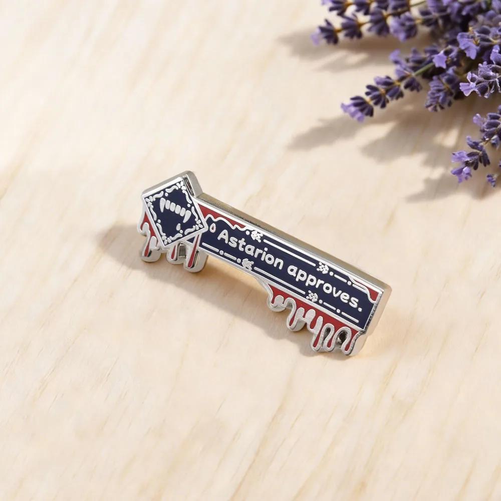 Astarion Emaille-Brosche mit Vampirzahn-Motiv und tropfendem Blutdetail – Fantasy-RPG-Pin als Geschenk-Accessoire für Fans – Detail 7