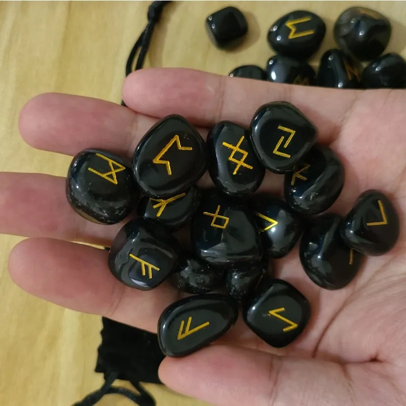 Natural 24Pcs White Rock Crystal Black Onice Rune Stone Divinazione Irregolare Guarigione Reiki Tumbled Stone Meditation Con Borsa