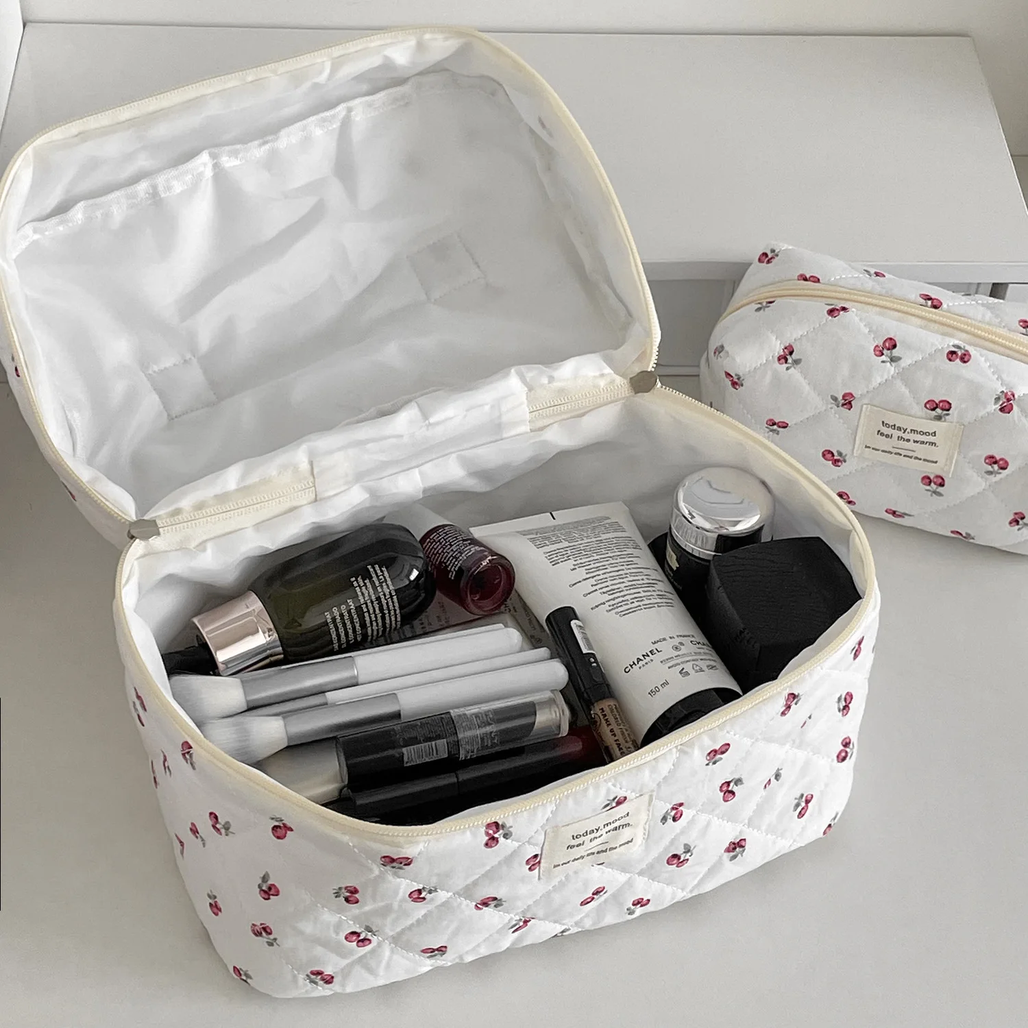 Cherry Makeup Bag Women's Cosmetic Bags Fashion Portable Cute Cosmetic Travel Storage Pouch Handbag Cotton Quilted Zipper Purse 2