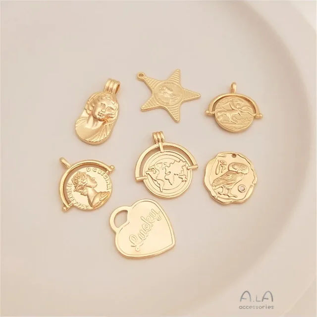 고전적인 매력의 화신: 14K 금화 여왕 초상화 사랑 모양 펜던트