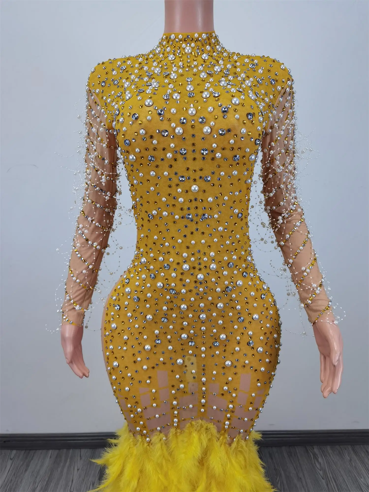 Рисунок 4 - Желтое женское платье с длинным шлейфом