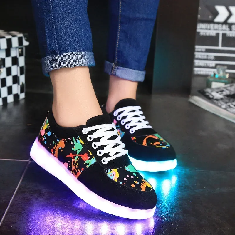 ตัวเลือกสินค้า รองเท้าผ้าใบแฟชั่น LED ส่องสว่าง หญิงสาวเท่ๆ กลางคืน