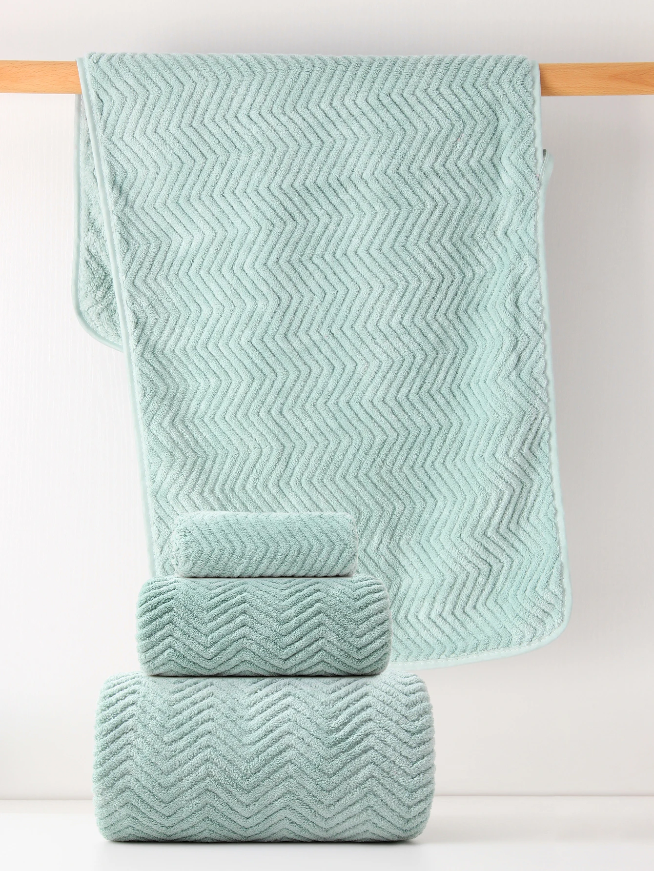 Description Picture 6 of item8-Piece Set [4 Square Towels + 2 Towels + 2 Bath Towels] Coral Velvet Foldable Combination Set, Can Be Used for Bathroom, Bedroom, Hotel, Outing and Other Places