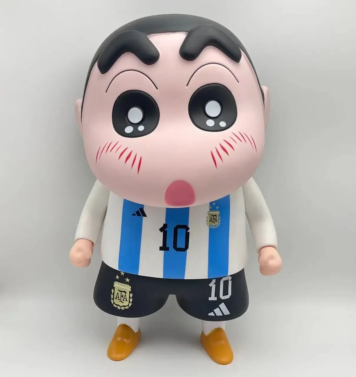 thumbnail image 1 of Figuras de la serie Crayon Shin-chan de 42 cm, modelo de bolsa y sombrero, adorno periférico para coche, colección de muñecas, decoración, regalos de Navidad limitados de Anime, 1 of 5