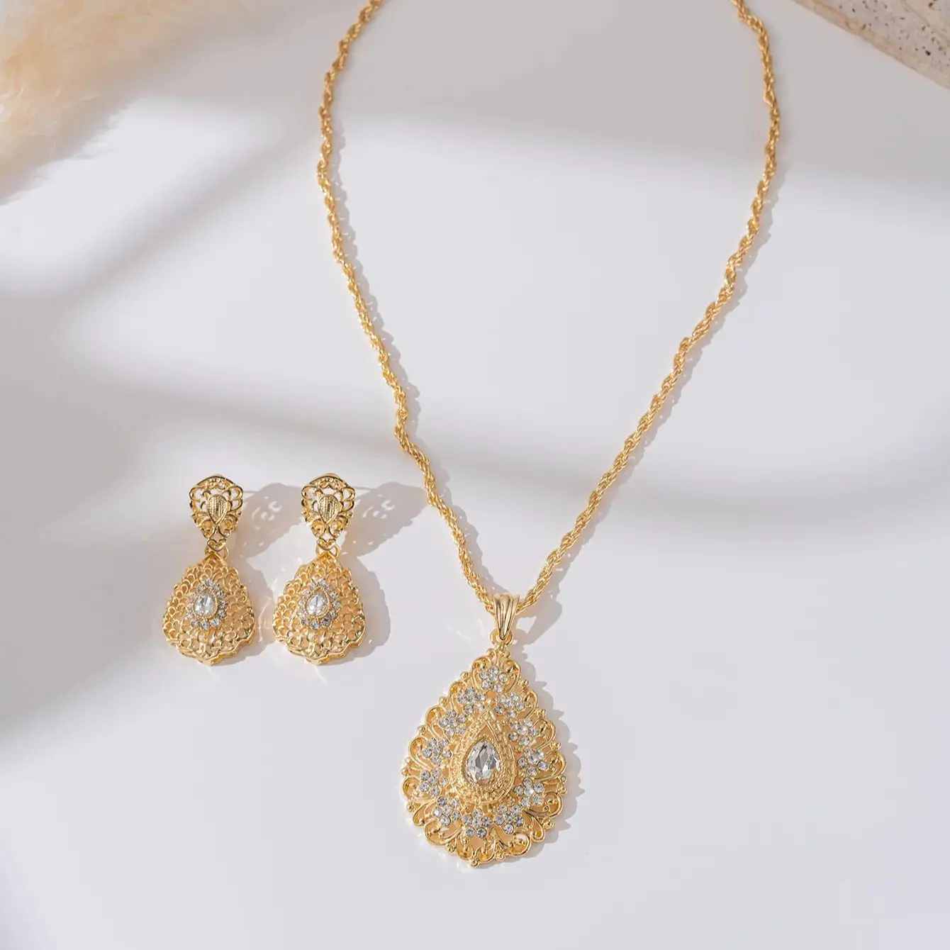 Pendentif Chaîne Goutte Cristal Diamanté Couleur Or, Bijou Vintage Discret état Impeccable