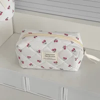 Sac de maquillage cerise, sacs à cosmétiques pour femmes, mode Portable mignon, pochette de rangement de voyage, sac à main en coton matelassé à fermeture éclair 4