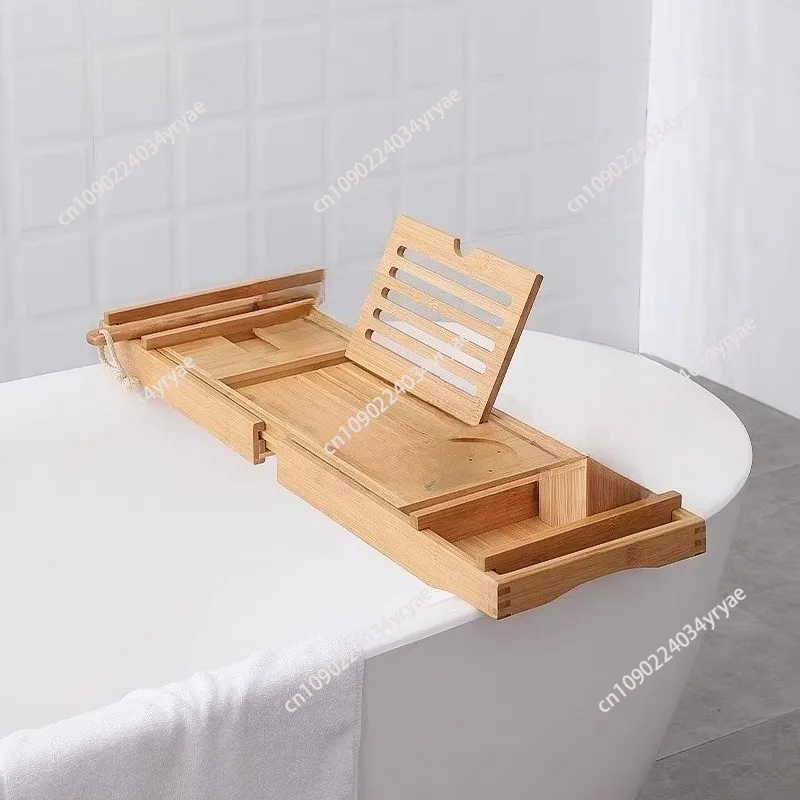 Bamboe badplank in witte badkamer met handdoek en tablethouder omhoog