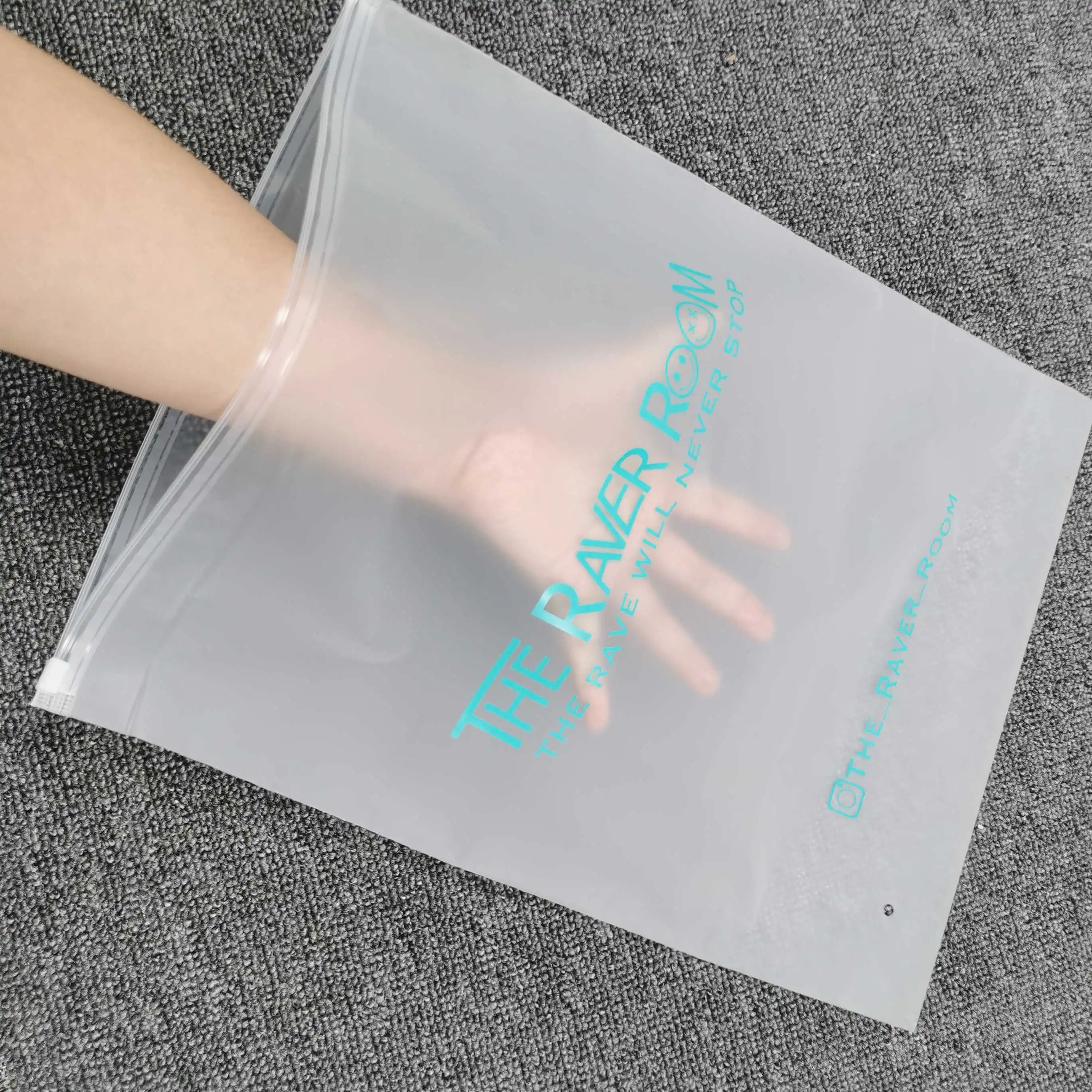 Benutzerdefinierte Logo mattierte bedruckte Druckverschlussbeutel für Kleidungspaket, PE-Kleidungsverpackungsbeutel, individuelle Kunststoff-Reißverschlusstaschen – Detail 10