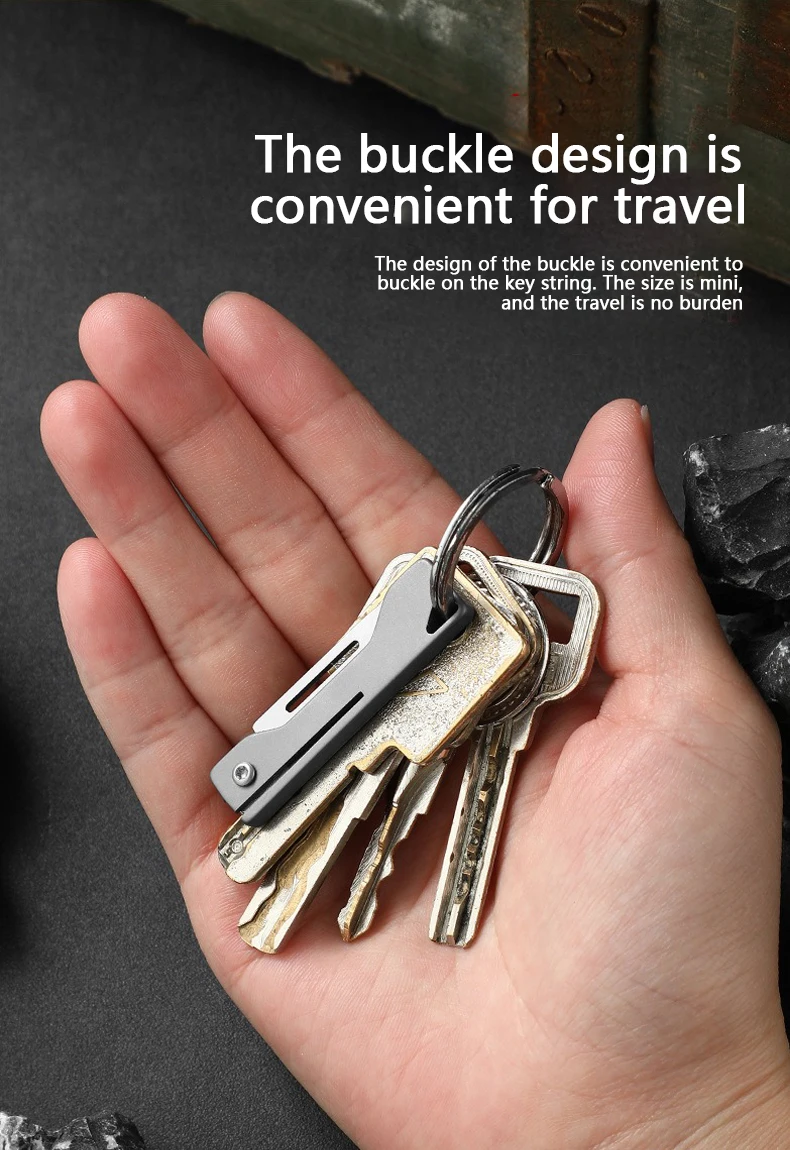 Cuțit prezentat lângă obiecte mici de purtat zilnic