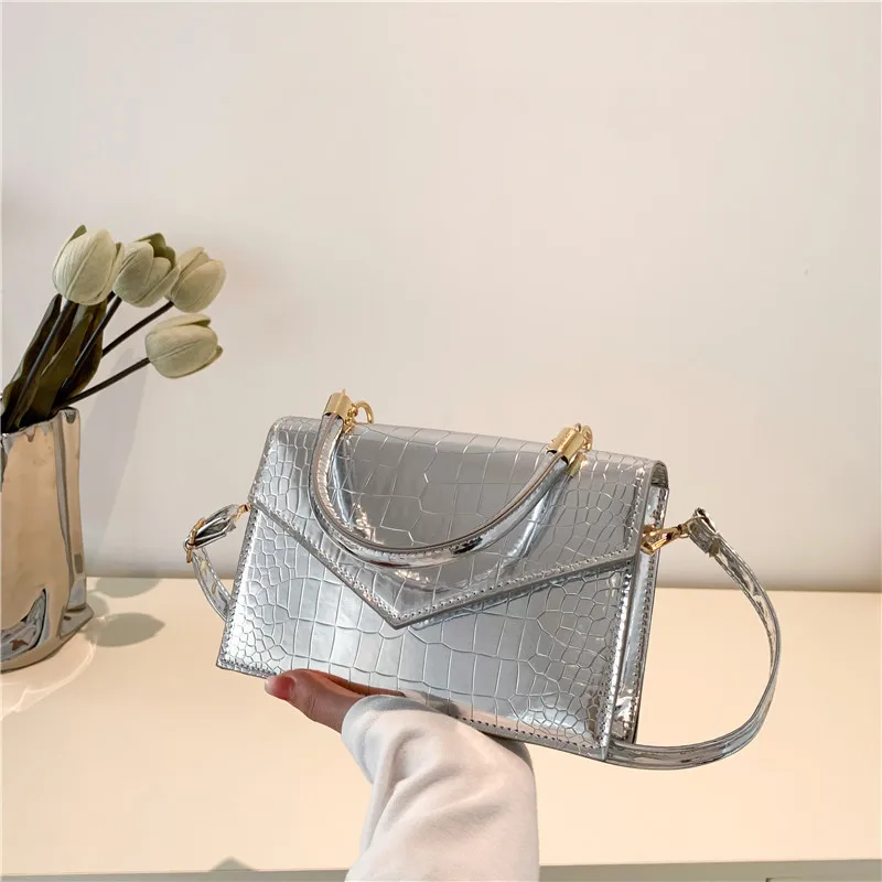 Рисунок 6 - Маленькая Яркая модная сумка через плечо