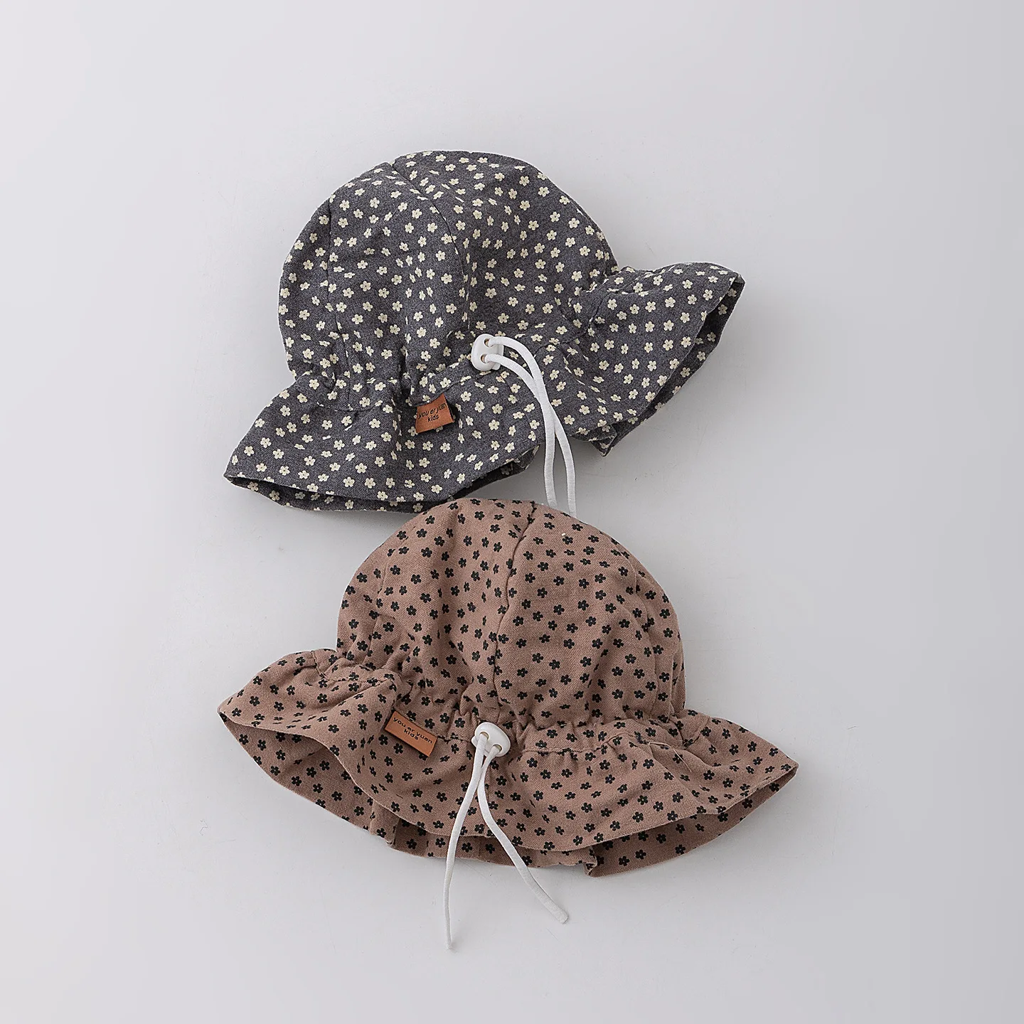 봄, 가을에 적합한 순면 소재의 귀여운  모자, 작은 들을 위한 태양 가리개, 탄력 있는 침받이 수건이 포함된 용 모자 세트