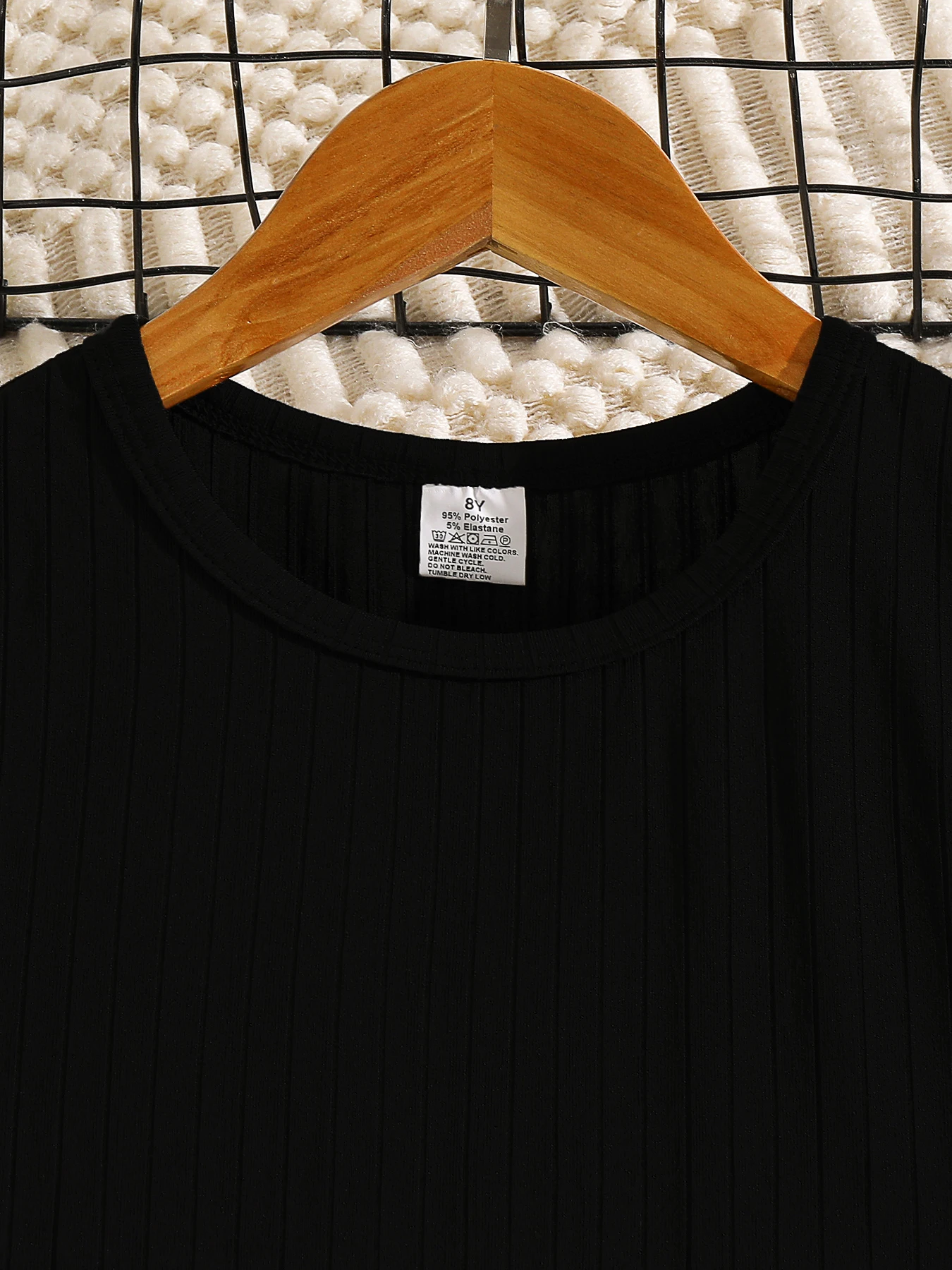 طقم بناتي أنيق - بلوزة سوداء وتنورة منقوشة