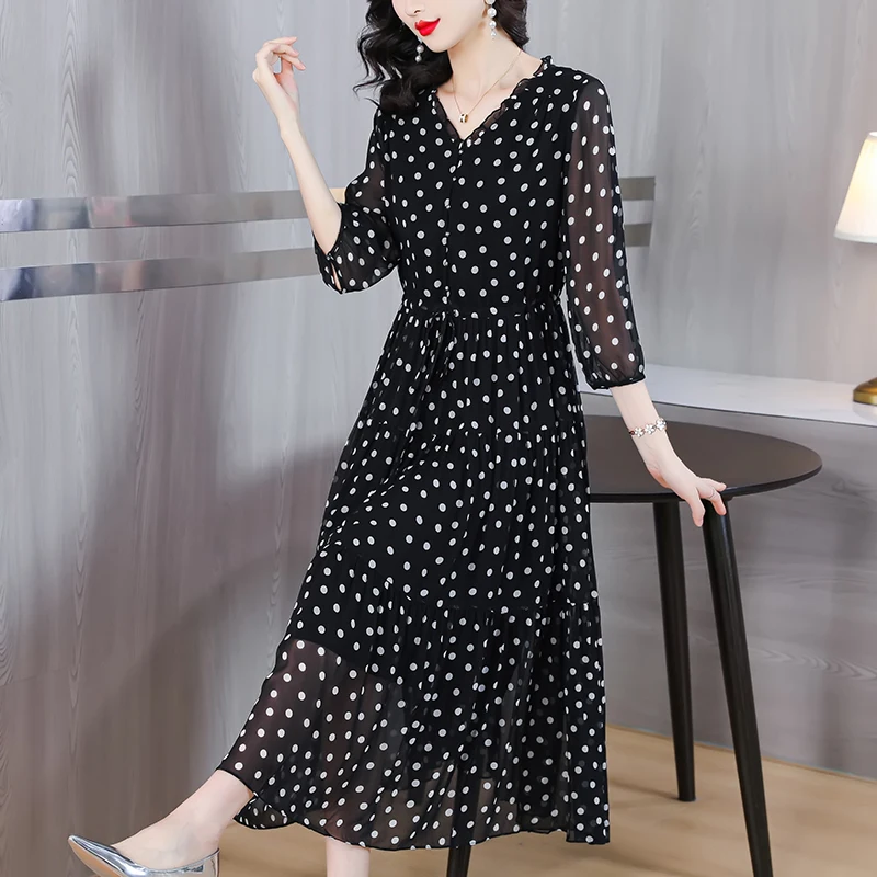 

Summer 2023 new mulberry silk V-neck polka dot elegant retro seven-quarter sleeve dress Feminine maxi dress