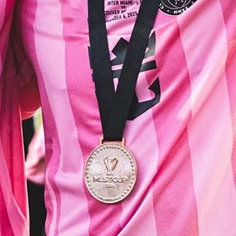 מדליית פוטבול של אליפות הכדורגל האמריקאיות לשנת 2025, עם רצועה